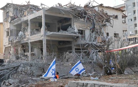 Bangunan blok apartemen yang rusak parah  terkena rudal yang ditembakkan Iran di kota Ramat Gan, Israel, Sabtu (14/06/2025).