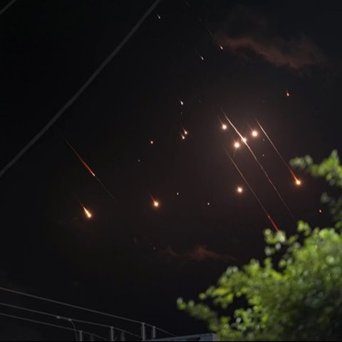 Rudal yang diluncurkan dari Iran menuju Israel melesat di langit malam seperti yang terlihat dari Deir al-Balah, Jalur Gaza, Selasa (1/10/2024). (Dok. AP/Abdel Kareem Hana)