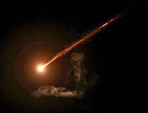Iran meluncurkan ratusan rudal balistik sebagai serangan besar-besaran terhadap Israel, Jumat malam (13/06/2025).