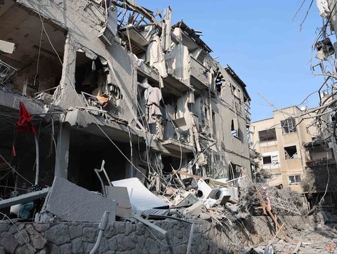 Bangunan blok apartemen yang rusak parah  terkena rudal yang ditembakkan Iran di kota Ramat Gan, Israel, Sabtu (14/06/2025).
