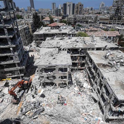 Pemandangan udara menunjukkan kerusakan parah bangunan akibat  serangan rudal Iran di Kota, di Bat Yam, Israel Minggu (15/06/2025).