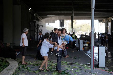 Warga dievakuasi di lokasi serangan rudal  Iran  di Haifa, Israel, Jumat (20/06/2025).