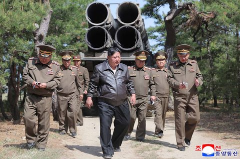 Pemimpin Korea Utara Kim Jong Un sedang memeriksa latihan gabungan sistem artileri dan rudal jarak jauh dari divisi front timur Tentara Rakyat Korea, di lokasi yang dirahasiakan di Korea Utara, (08/05/2025).