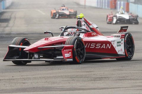 Sejumlah pembalap melaju saat kualifikasi seri ke-11 balapan Formula E World Championship 2025 di Jakarta International E-Prix Circuit (JIEC), Jakarta, Sabtu (21/06/2025).