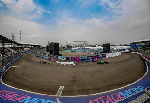 Sejumlah pembalap melaju saat kualifikasi seri ke-11 balapan Formula E World Championship 2025 di Jakarta International E-Prix Circuit (JIEC), Jakarta, Sabtu (21/06/2025).