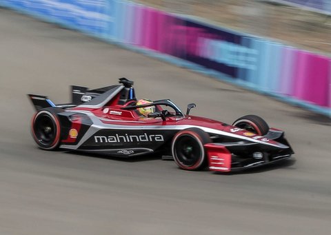 Pembalap melaju saat kualifikasi seri ke-11 balapan Formula E World Championship 2025 di Jakarta International E-Prix Circuit (JIEC), Jakarta, Sabtu (21/06/2025).