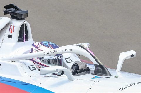 Pembalap tim Andretti Jake Dennis memacu kecepatan saat mengikuti sesi kualifikasi Formula E World Championship musim ke-11 Jakarta International E-Prix Circuit (JIEC) di Ancol, Jakarta, Sabtu (21/6/2025).