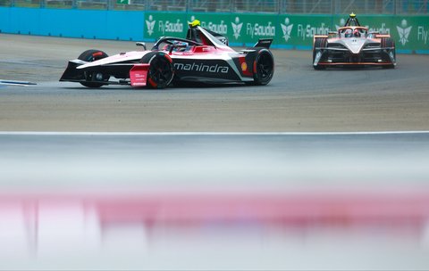 Sejumlah pembalap melaju saat kualifikasi seri ke-11 balapan Formula E World Championship 2025 di Jakarta International E-Prix Circuit (JIEC), Jakarta, Sabtu (21/06/2025).