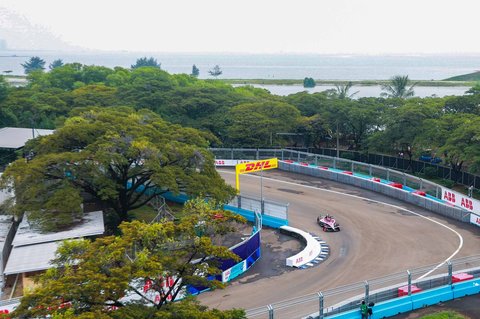 Pembalap melaju saat kualifikasi seri ke-11 balapan Formula E World Championship 2025 di Jakarta International E-Prix Circuit (JIEC), Jakarta, Sabtu (21/06/2025).