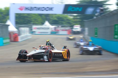 Sejumlah pembalap melaju saat kualifikasi seri ke-11 balapan Formula E World Championship 2025 di Jakarta International E-Prix Circuit (JIEC), Jakarta, Sabtu (21/06/2025).