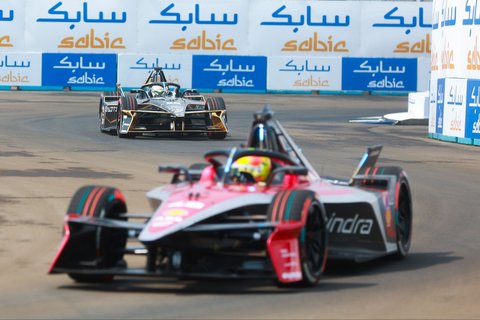 Sejumlah pembalap melaju saat kualifikasi seri ke-11 balapan Formula E World Championship 2025 di Jakarta International E-Prix Circuit (JIEC), Jakarta, Sabtu (21/06/2025).