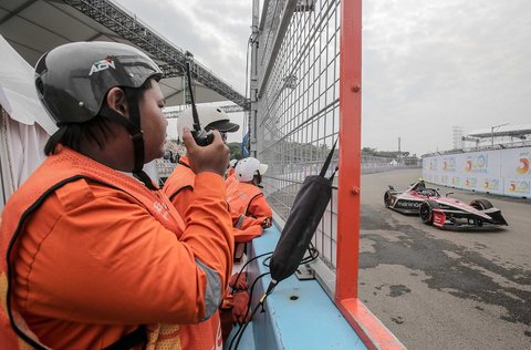 Pembalap melaju saat kualifikasi seri ke-11 balapan Formula E World Championship 2025 di Jakarta International E-Prix Circuit (JIEC), Jakarta, Sabtu (21/06/2025).