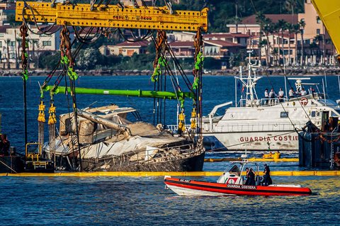Kapal pesiar mewah Bayesian yang diangkat alat derek  di lepas pantai desa Porticello, Italia, Sabtu (21/06/2025).