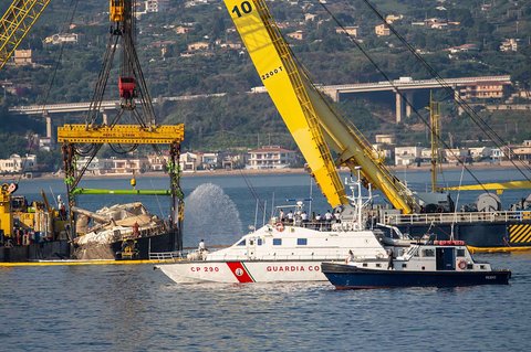 Kapal pesiar mewah Bayesian yang diangkat alat derek  di lepas pantai desa Porticello, Italia, Sabtu (21/06/2025).