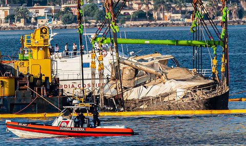 Kapal pesiar mewah Bayesian yang diangkat alat derek  di lepas pantai desa Porticello, Italia, Sabtu (21/06/2025).