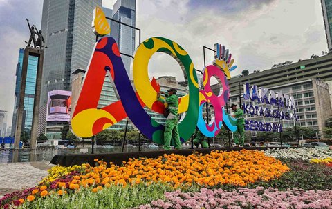 Pekerja menyelesaikan pembuatan ornamen menyambut HUT ke-498 Kota Jakarta di Bundaran HI, Jakarta, Sabtu (21/06/2022).