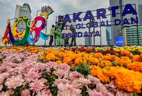 Pekerja menyelesaikan pembuatan ornamen menyambut HUT ke-498 Kota Jakarta di Bundaran HI, Jakarta, Sabtu (21/06/2022).