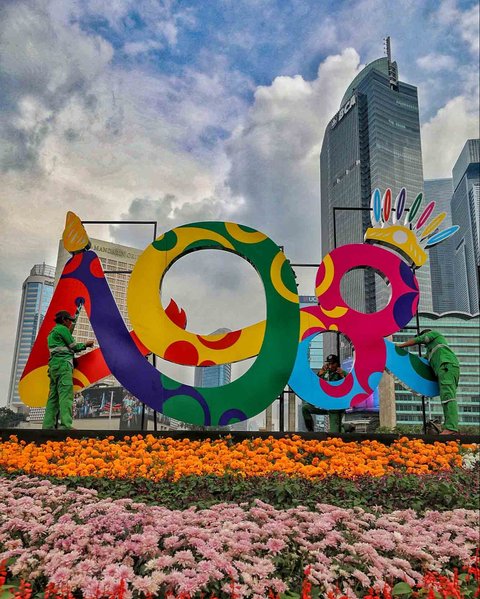 Pekerja menyelesaikan pembuatan ornamen menyambut HUT ke-498 Kota Jakarta di Bundaran HI, Jakarta, Sabtu (21/06/2022).