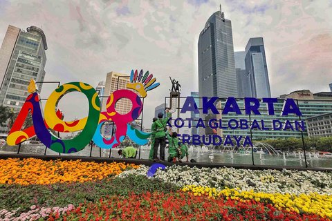 Pekerja menyelesaikan pembuatan ornamen menyambut HUT ke-498 Kota Jakarta di Bundaran HI, Jakarta, Sabtu (21/06/2022).