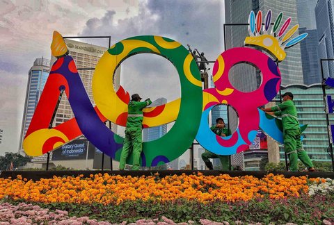 Pekerja menyelesaikan pembuatan ornamen menyambut HUT ke-498 Kota Jakarta di Bundaran HI, Jakarta, Sabtu (21/06/2022).