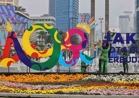 Pekerja menyelesaikan pembuatan ornamen menyambut HUT ke-498 Kota Jakarta di Bundaran HI, Jakarta, Sabtu (21/06/2022).