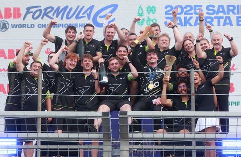 Pembalap Cupra Kiro, Dan Ticktum dan timnya pada Formula E Jakarta 2025, Sabtu (21/6/2025) sore WIB