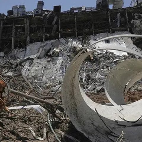 Kerusakan di Institut Sains Weizmann di Rehovot, Israel, akibat serangan rudal Iran, Kamis (19/6/2025). (Dok. AP/Maya Alleruzzo)