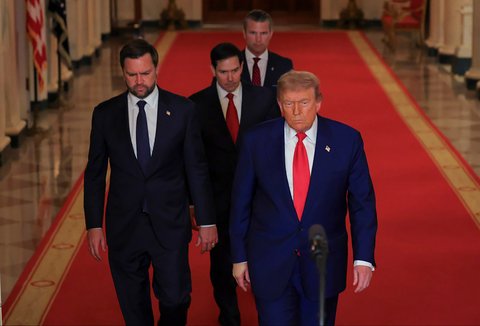 Presiden AS Donald Trump bersama Wakil Presiden JD Vance, Menteri Luar Negeri Marco Rubio, dan Menteri Pertahanan Pete Hegseth saat konpers di Gedung Putih di Washington, AS, Sabtu, (21/06/2025