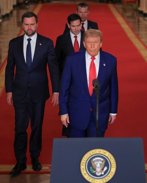 Presiden AS Donald Trump bersama Wakil Presiden JD Vance, Menteri Luar Negeri Marco Rubio, dan Menteri Pertahanan Pete Hegseth saat konpers di Gedung Putih di Washington, AS, Sabtu, (21/06/2025