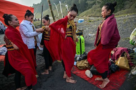 Para penari berdandan untuk tampil dalam acara budaya Eksotika Bromo di  Gunung Bromo, Probolinggo, Jawa Timur, (21/06/2025)