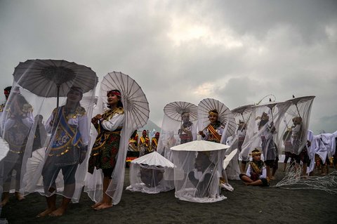 Para penari bersiap untuk tampil dalam acara budaya Eksotika Bromo di  Gunung Bromo, Probolinggo, Jawa Timur, (21/06/2025)