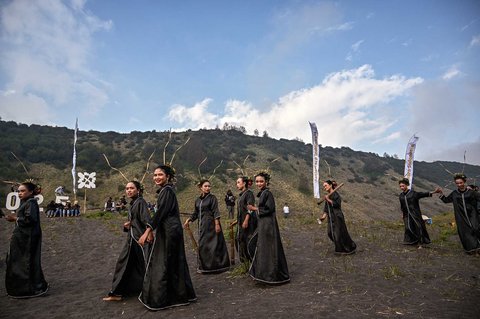 Para penari bersiap untuk tampil dalam acara budaya Eksotika Bromo di  Gunung Bromo, Probolinggo, Jawa Timur, (21/06/2025)