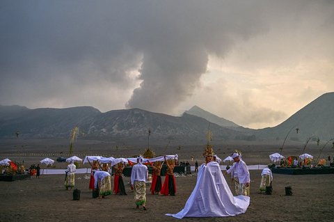 Para penari beraksi dalam acara budaya Eksotika Bromo di  Gunung Bromo, Probolinggo, Jawa Timur, (21/06/2025)