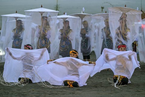 Para penari beraksi dalam acara budaya Eksotika Bromo di  Gunung Bromo, Probolinggo, Jawa Timur, (21/06/2025)