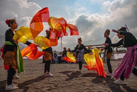 Para penari beraksi dalam acara budaya Eksotika Bromo di  Gunung Bromo, Probolinggo, Jawa Timur, (21/06/2025)