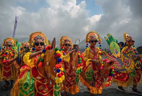 Para penari beraksi dalam acara budaya Eksotika Bromo di  Gunung Bromo, Probolinggo, Jawa Timur, (21/06/2025)