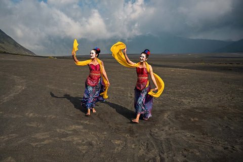 Para penari beraksi dalam acara budaya Eksotika Bromo di  Gunung Bromo, Probolinggo, Jawa Timur, (21/06/2025)