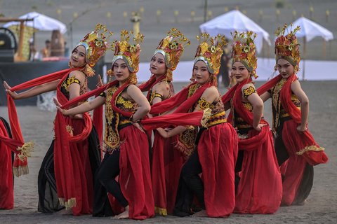 Para penari beraksi dalam acara budaya Eksotika Bromo di  Gunung Bromo, Probolinggo, Jawa Timur, (21/06/2025)