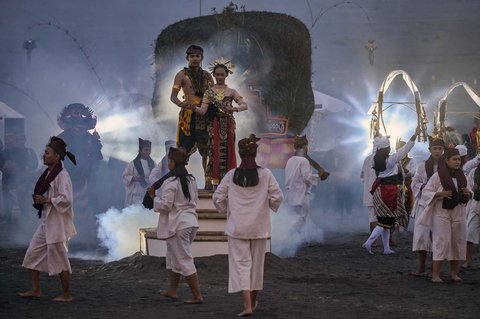 Para penari beraksi dalam acara budaya Eksotika Bromo di  Gunung Bromo, Probolinggo, Jawa Timur, (21/06/2025)