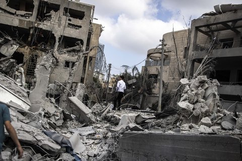 Sebuah rudal lainnya dilaporkan menghantam sebuah gedung di area Petah Tikva, yang ada di luar Tel Aviv. (JOHN WESSELS/AFP)