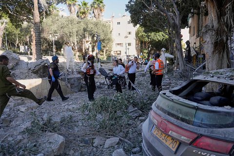 Iran meluncurkan serangan rudal besar-besaran, beberapa jam setelah serangan Amerika Serikat ke wilayah Israel pada Minggu pagi (23/06/2025) waktu setempat, Sirene peringatan berbunyi di sejumlah kota besar seperti Tel Aviv, Haifa, Nes Ziona, dan Rishon Lezion, disusul ledakan besar di beberapa sudut kota.