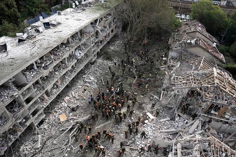 Iran meluncurkan serangan rudal besar-besaran, beberapa jam setelah serangan Amerika Serikat ke wilayah Israel pada Minggu pagi (23/06/2025) waktu setempat, Sirene peringatan berbunyi di sejumlah kota besar seperti Tel Aviv, Haifa, Nes Ziona, dan Rishon Lezion, disusul ledakan besar di beberapa sudut kota.