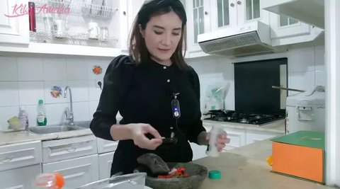 Ingat Kiki Amalia? 6 Potret Dapurnya Usai Jadi Istri Pengusaha Batu Bara, Mungil Tak Banyak Perabotan