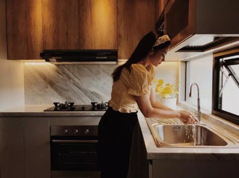 6 Potret Dapur Enzy Storia Sebelum Dinikahi Seorang Diplomat, Estetik Bernuansa Kayu Bikin Betah Masak