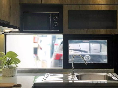6 Potret Dapur Enzy Storia Sebelum Dinikahi Seorang Diplomat, Estetik Bernuansa Kayu Bikin Betah Masak