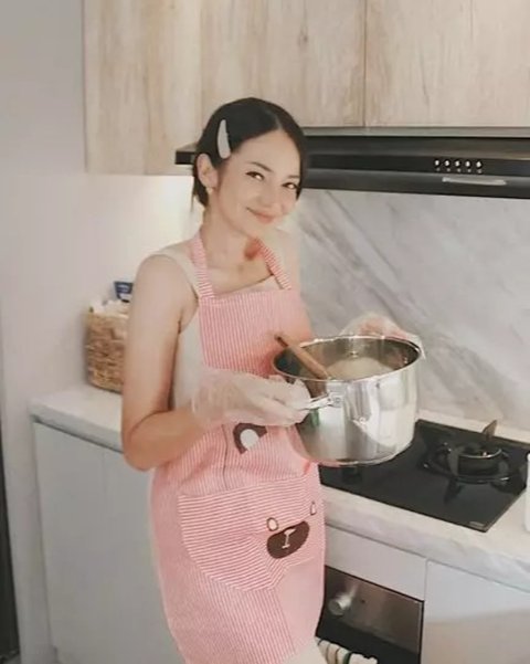 6 Potret Dapur Enzy Storia Sebelum Dinikahi Seorang Diplomat, Estetik Bernuansa Kayu Bikin Betah Masak