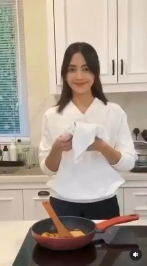 7 Potret Dapur Canggih Ririn Dwi Ariyanti, Dilengkapi Kompor Modern hingga Mesin Kopi Mahal