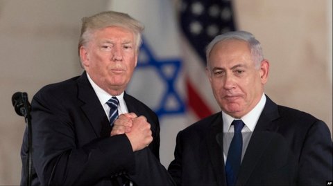 Sementara PM Israel Benjamin Netanyahu bersiap-siap melakukan perjalanan ke Washington untuk bertemu dengan Presiden Donald Trump, kelompok militan Hamas membebaskan tiga sandera Israel, termasuk di antaranya satu orang Amerika berkewarganegaraan ganda.