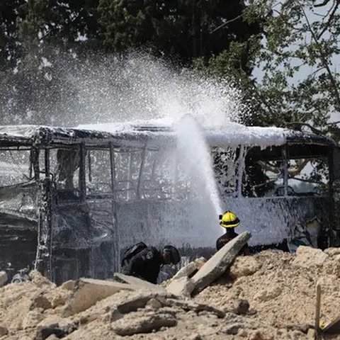 Militer Israel mengatakan sirene serangan udara berbunyi di beberapa daerah di negara itu pada 17 Juni 2025 setelah mengidentifikasi rudal yang diluncurkan dari Iran. (Jack GUEZ/AFP)