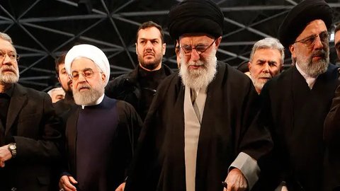 Pemimpin Tertinggi Iran, Ayatollah Ali Khamenei memimpin doa terakhir untuk komandan Pasukan Quds Qassem Soleimani yang gugur dan rekannya yang tewas dalam serangan drone AS, di Universitas T
